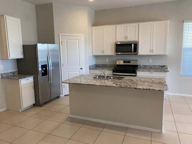 Building Photo - 15627 W Smoketree Dr