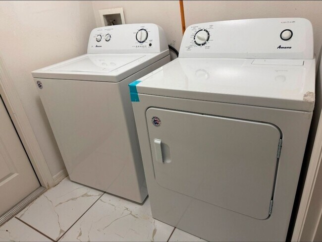 Building Photo - 4 BED / 2 BATH / 2 CAR GARAGE - ORLANDO (H...