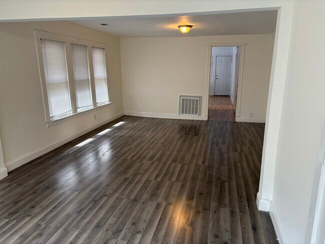 Building Photo - 4202 N Sacramento Ave