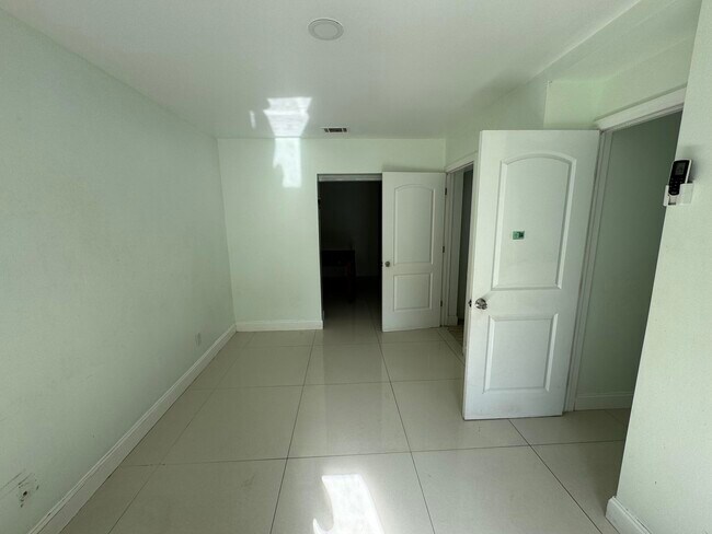 Building Photo - 616 49th St