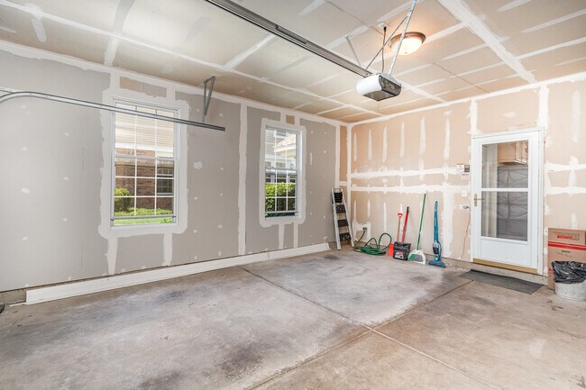 Building Photo - 593 Springbrook Trail N