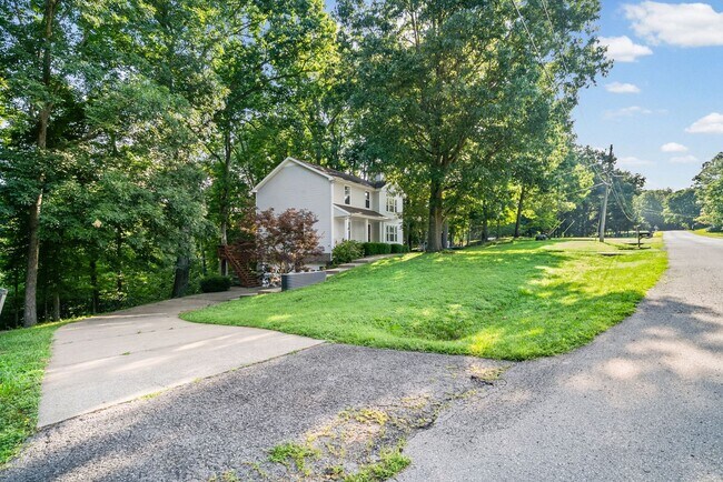 Building Photo - Pet Friendly Three Bedroom!