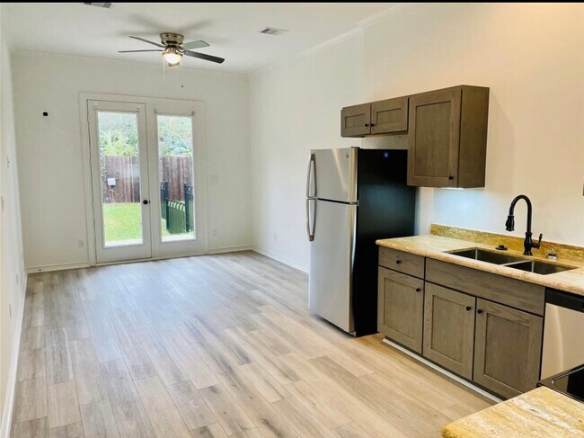 Building Photo - 3233 Real St