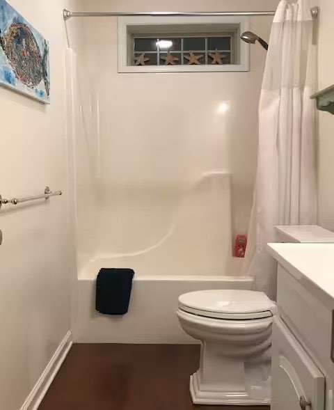 Main-level Bath w Tub - 23166 Bridgeway Ct E