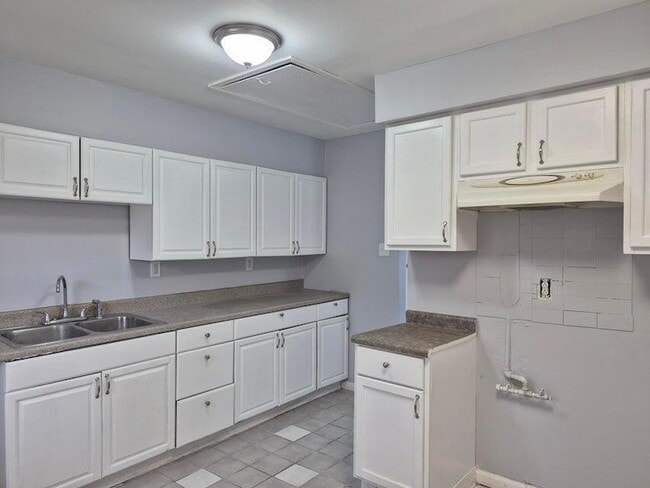 Building Photo - 3326 Delaware St