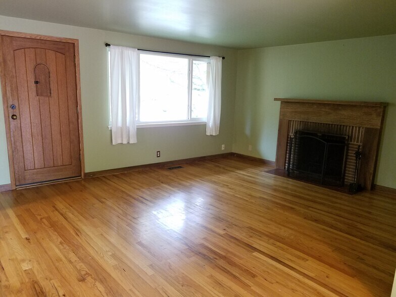 Building Photo - 3844 NE 86th St