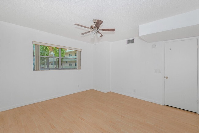 Building Photo - 6075 N Sabal Palm Blvd