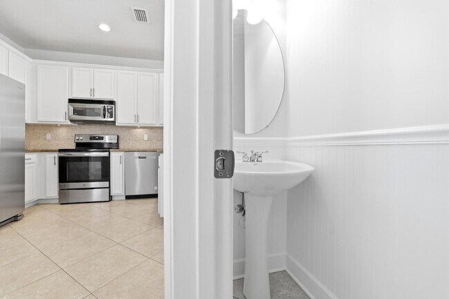 Building Photo - 127 E Thatch Palm Cir