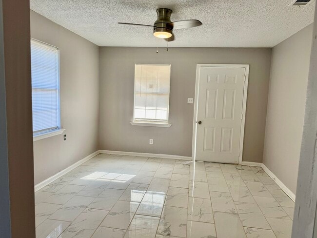 Building Photo - 2215 Henrietta Rd