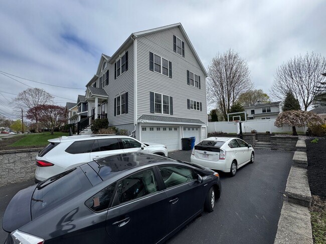 Building Photo - Waltham 3 bed 2.5 Bath