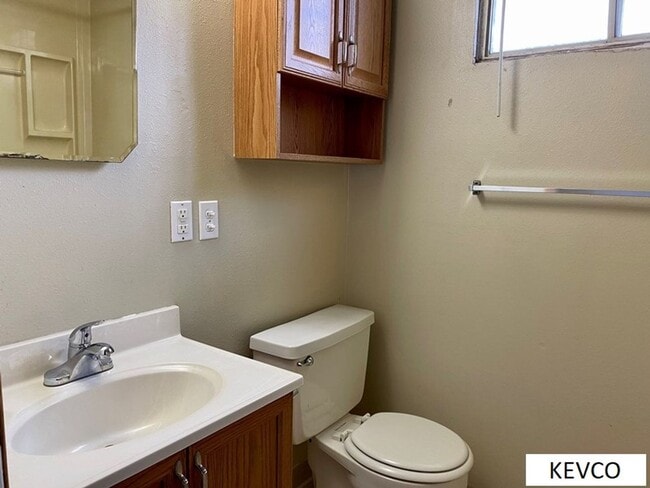 Building Photo - Spacious Home in Campus West!