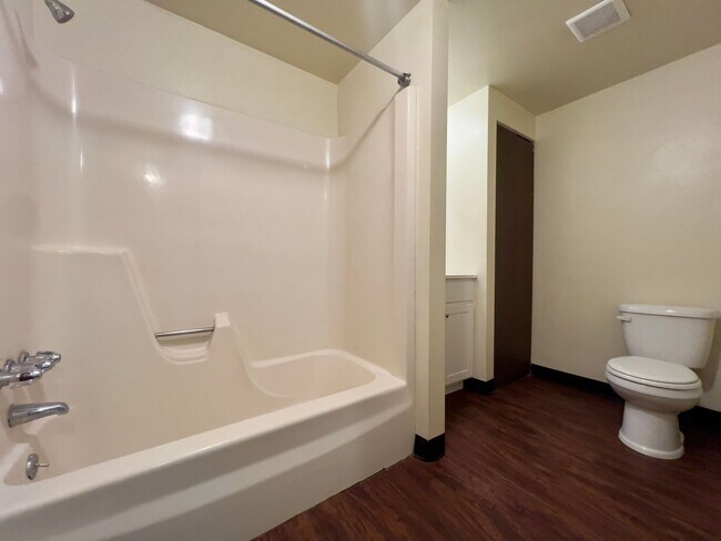 Building Photo - Wonderful 1BR in Lovely Location! Beautifu...