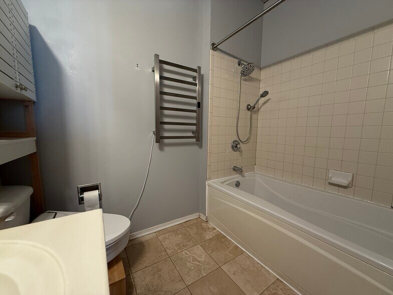 Building Photo - 700 W Van Buren St