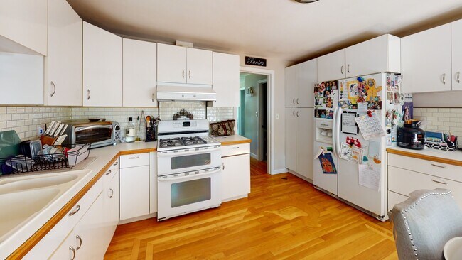 Building Photo - 37 Centre St