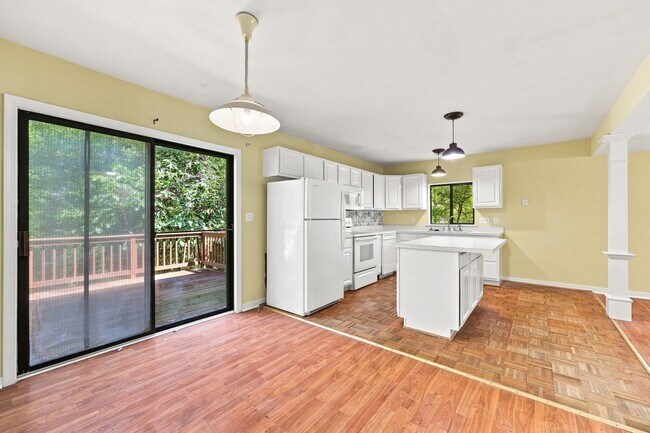 Building Photo - 322 Whispering Oaks Dr