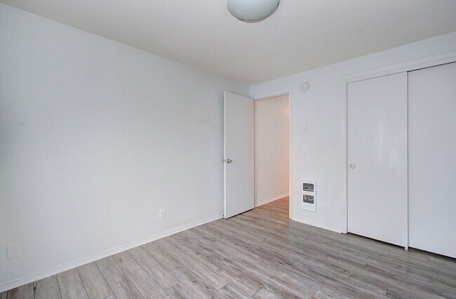 Building Photo - Cozy 2 bdrm 2 bath Condo - HALF OFF the 1s...