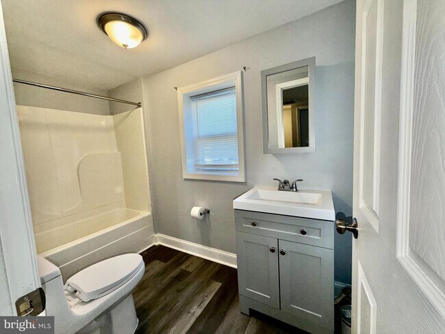 Building Photo - 9 S Maple Ave