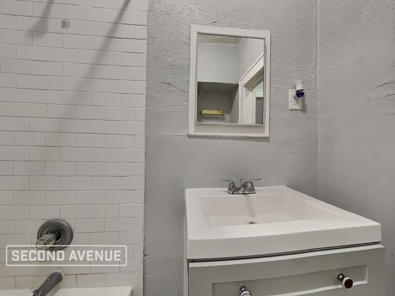 Building Photo - 1417 W 6th St