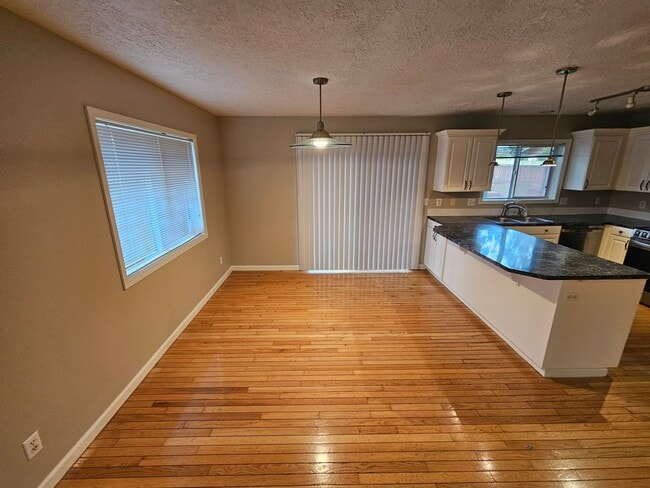 Building Photo - 475 Madrona Ave S