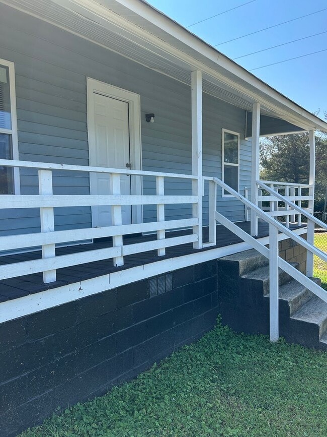 Building Photo - Remodeled 3 bedroom/ 2 bath home located D...