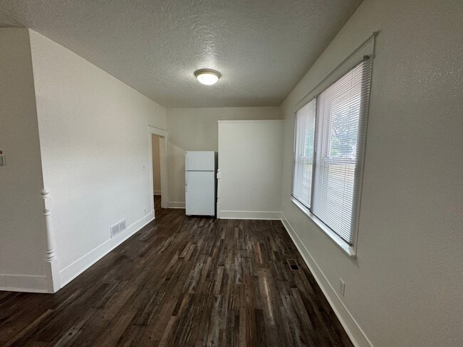 Building Photo - LEASING! Available September 1st!