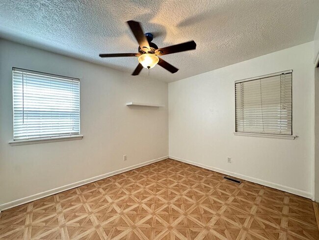 Building Photo - 1622 Denison Dr