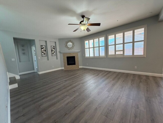 Building Photo - AVAILABLE NOW! LEASE TODAY! 4 Bedroom 3 Bath Elk Grove Home with Bonus Room!