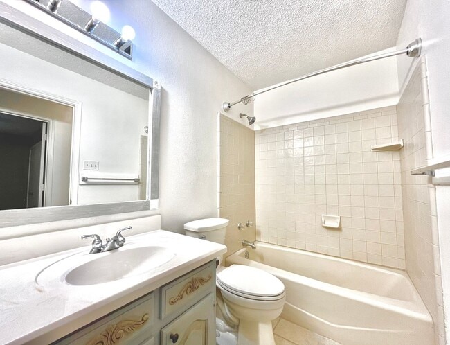 Building Photo - 1328 Kings Row