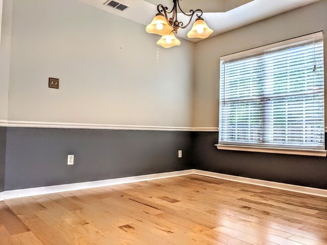 Building Photo - 2045 Shoreline Dr