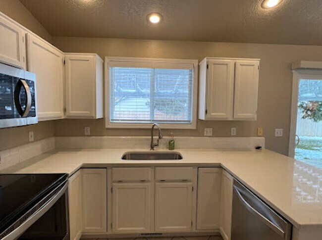 Building Photo - 3 Bedroom 2 Bath Home Close to Micron Available 4/20/26