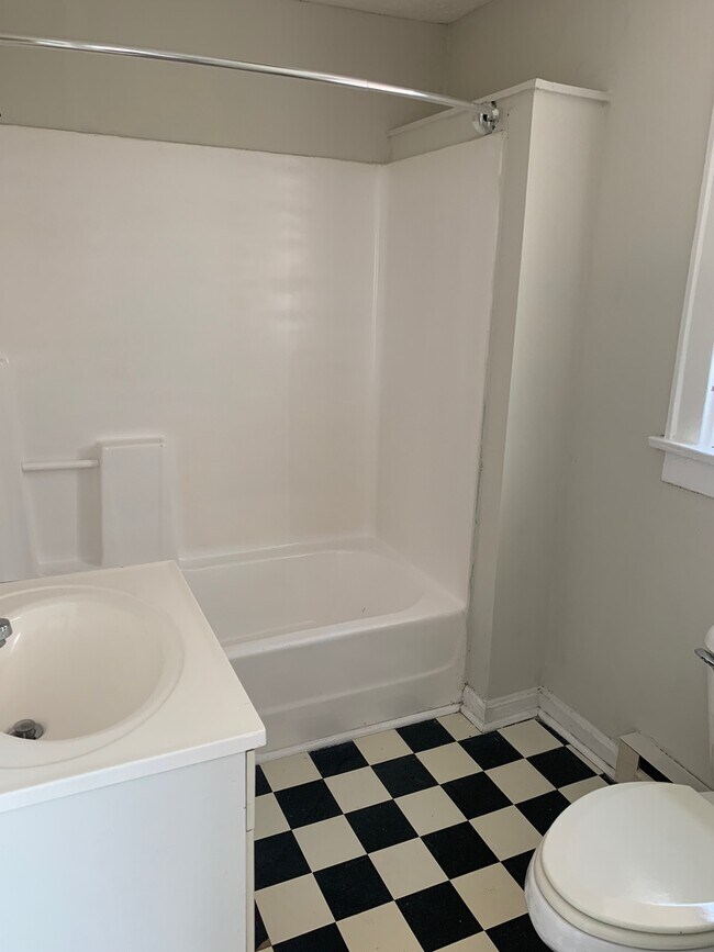 Building Photo - 536A Euclid Ave – Available Fall 2026