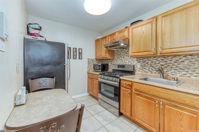 Building Photo - 250 W Merrick Rd