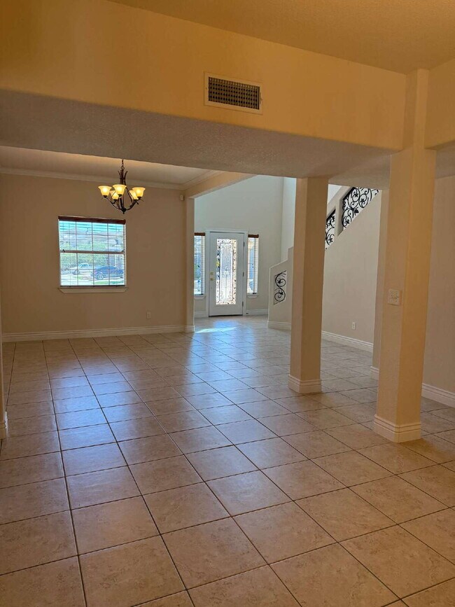 Building Photo - "Spacious 4-Bedroom Oasis with Granite Kit...