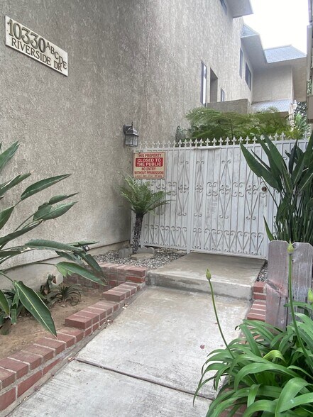 Entrance from the street - 10330 Riverside Dr