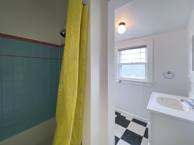 Building Photo - Lovely 1Bd + 1Ba in NE Portland!! Biker’s Paradise Near Mississippi Ave!!