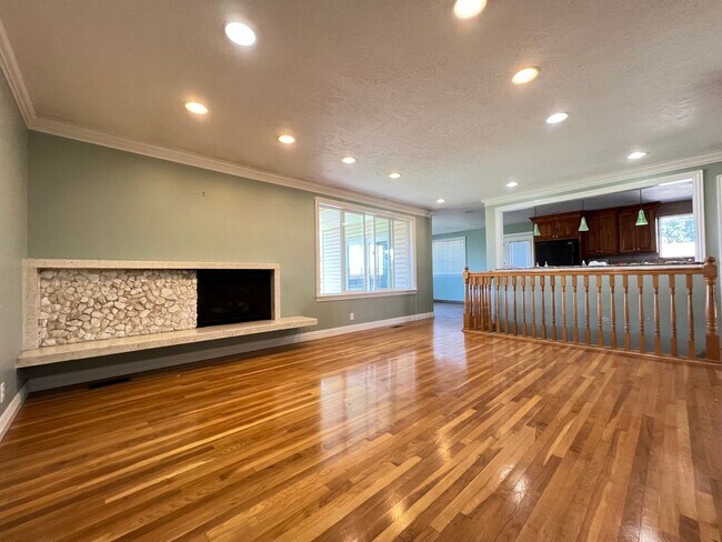 Building Photo - 5 Bedroom/2.5 Bathroom Home in West Valley...