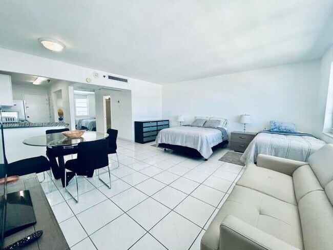 Primary Photo - 100 Lincoln Rd