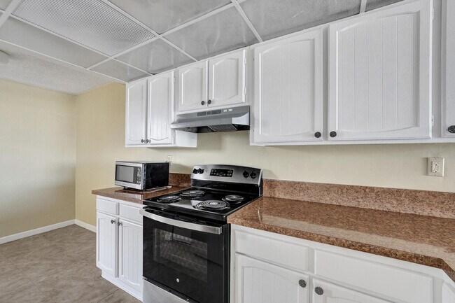 Building Photo - 12 Royal Palm Way
