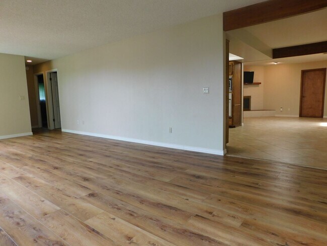 Building Photo - Vintage 70's Unit Available