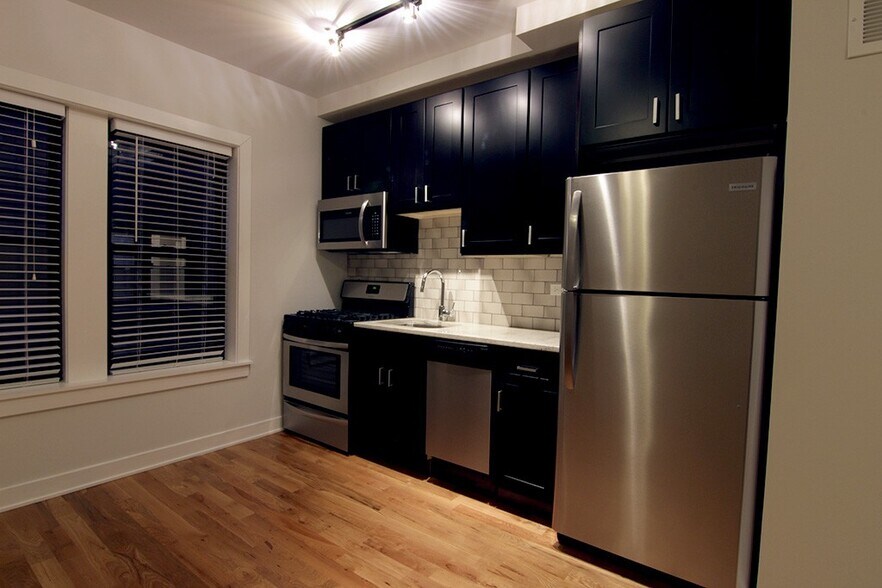 Building Photo - 2225 W Eastwood Ave