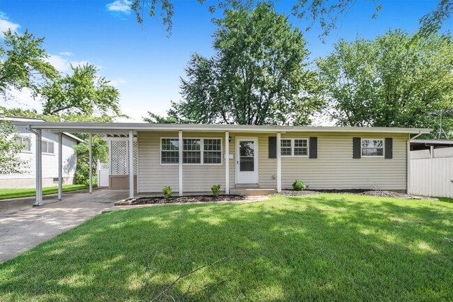 Building Photo - 2325 Flamingo Dr