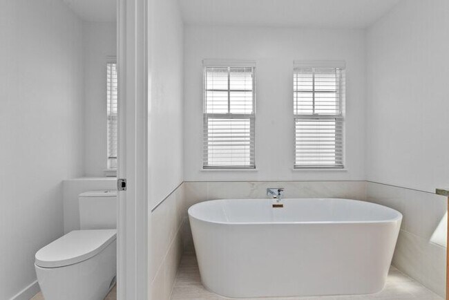 Building Photo - Immaculate Redmond Ridge Air-Conditioned B...