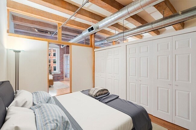 Building Photo - 33 Sleeper St