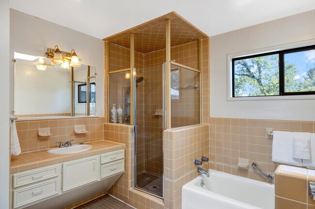 Building Photo - 22533 Majestic Dr