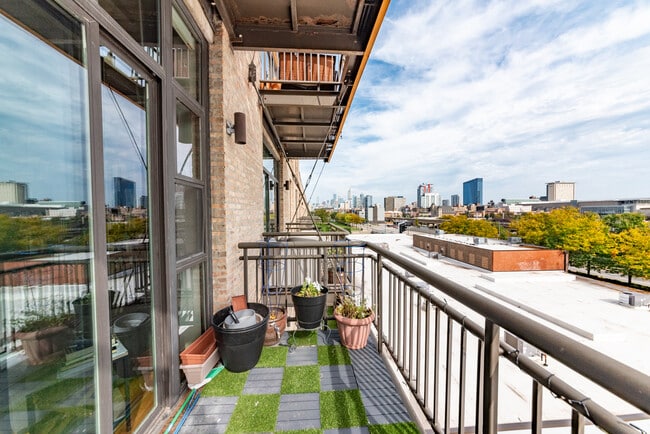 Building Photo - 2545 S Dearborn St