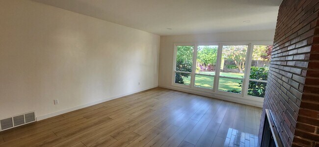 Building Photo - 3 Bedroom 1 Bathroom Charmer in Hollywood ...
