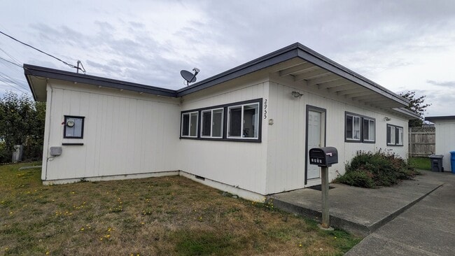 Primary Photo - Conveniently located 3/2 home near Henders...