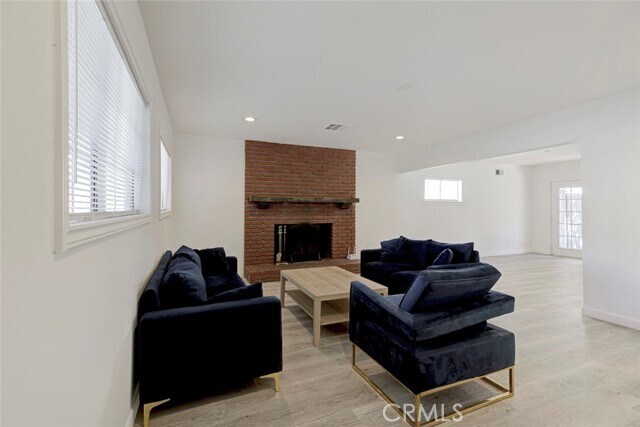 Building Photo - 14918 Wyandotte St