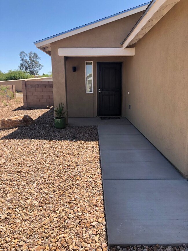Building Photo - 2389 S Clovis Place-
