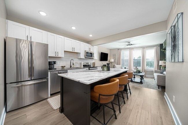 Building Photo - Fully Furnished 1 Bedroom in the heart of ...